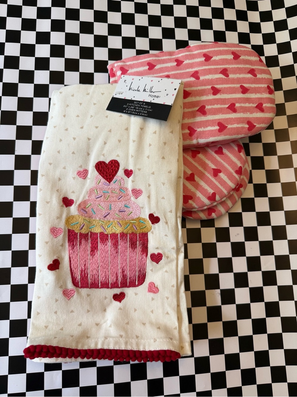 Nicole Miller Home Pink and Cream Heart Kitchen Towel & Oven Mitt Set